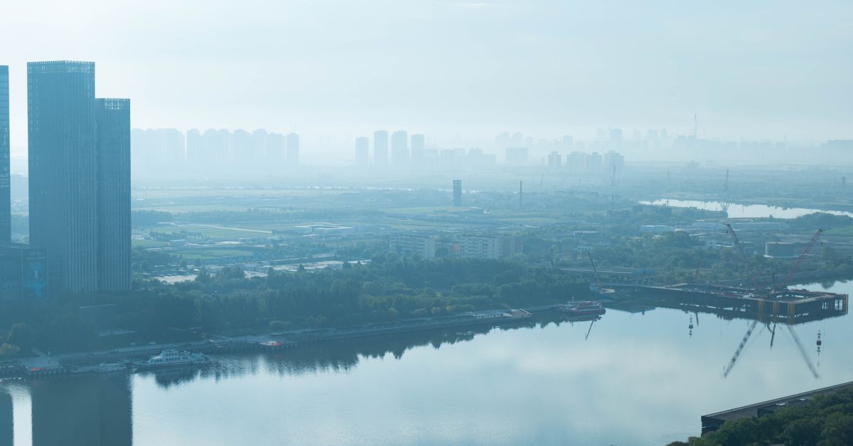 Vue aérienne de gratte-ciel modernes en Chine avec un brouillard léger