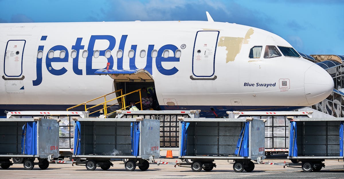 Joanna Geraghty, CEO de JetBlue, s'exprimant lors d'une conférence sur l'aviation.