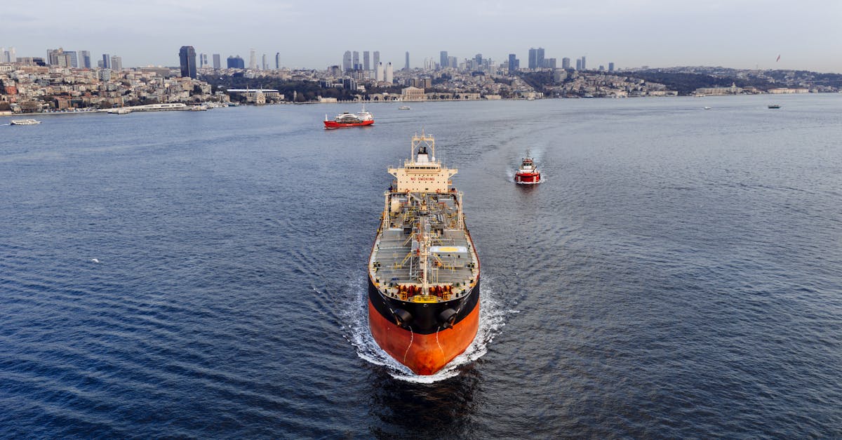 Détroit d'Ormuz : Navires testent la réouverture, l'incertitude persiste