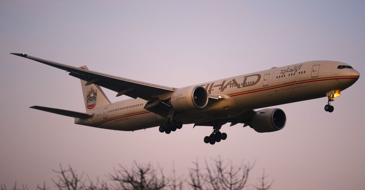 Un avion Etihad Airways décolle au coucher du soleil