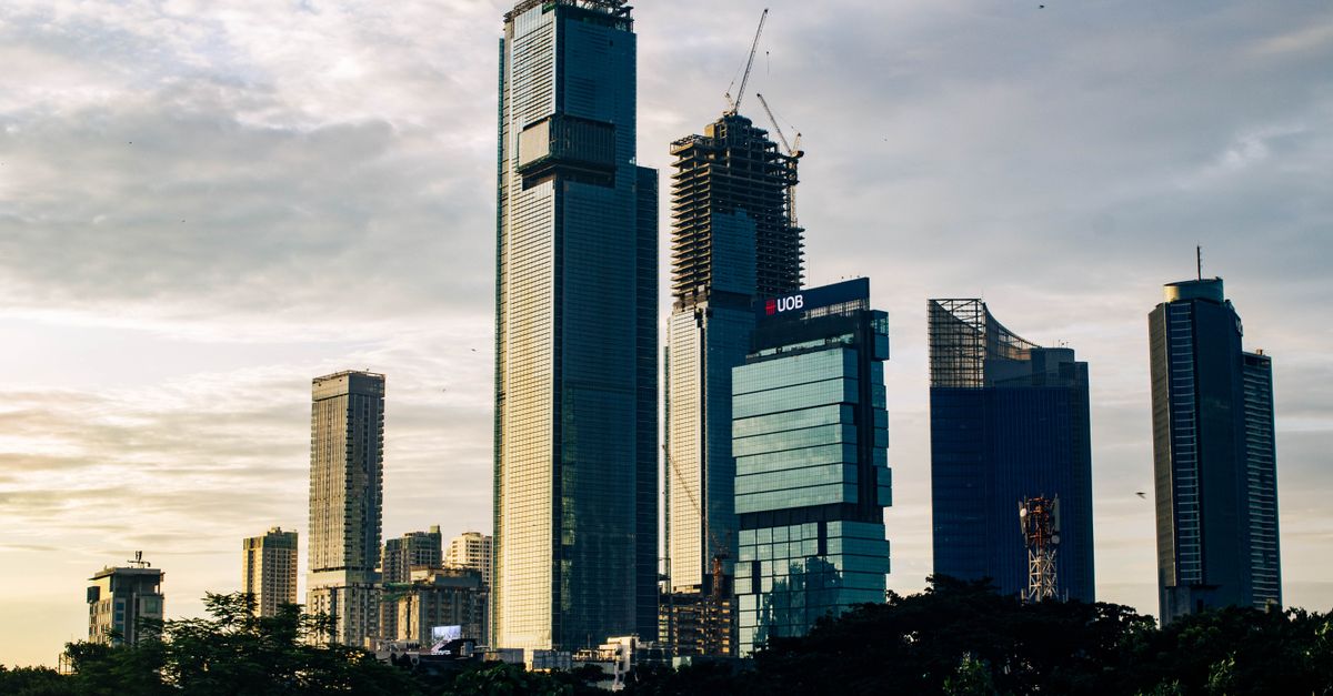 Vue aérienne de Jakarta, Indonésie, avec des gratte-ciel modernes et un ciel clair symbolisant la stabilité économique.