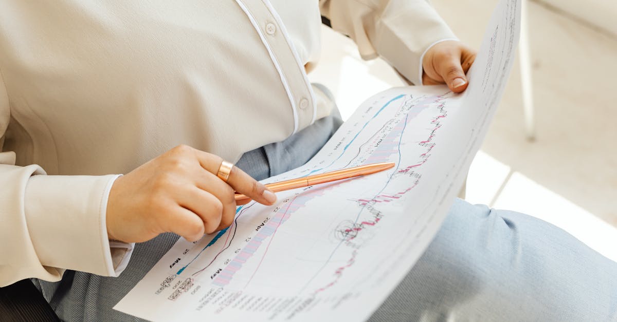 Femme d'affaires attentive regardant un tableau de données complexe