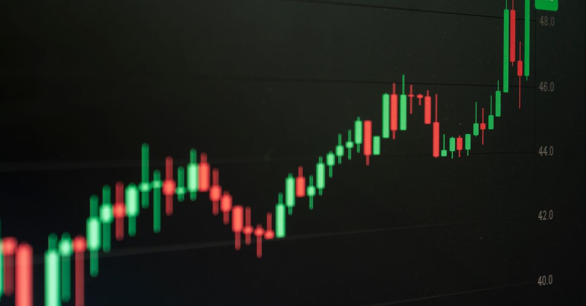 Graphique boursier vert ascendant avec des flèches et des chiffres positifs